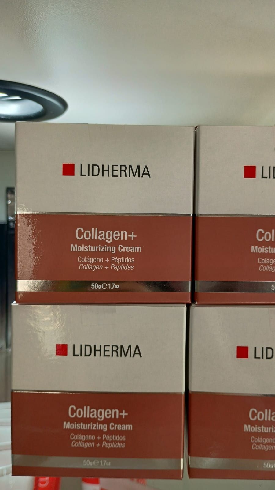 Cuatro cajas de crema hidratante Lidherma Collagen+ dispuestas en cuadrícula sobre un fondo liso.