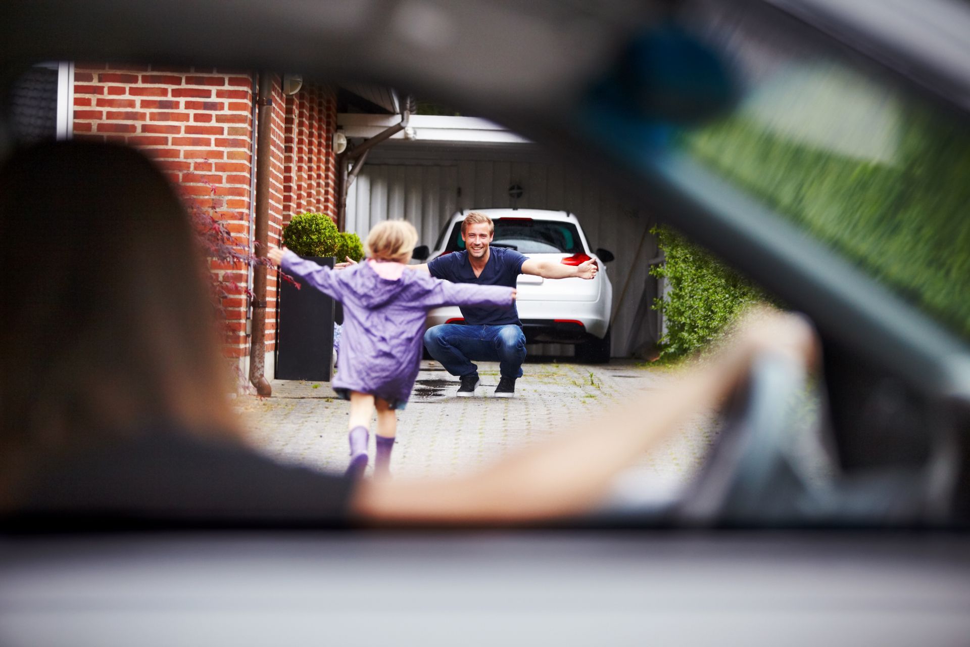 Child running towards her father – Depiction of divorce lawyer for Men in Troy, MI.