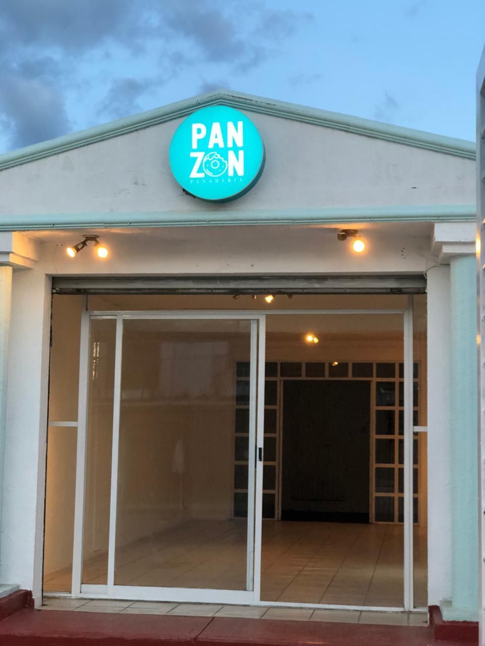 Un escaparate con un cartel que dice pan zon