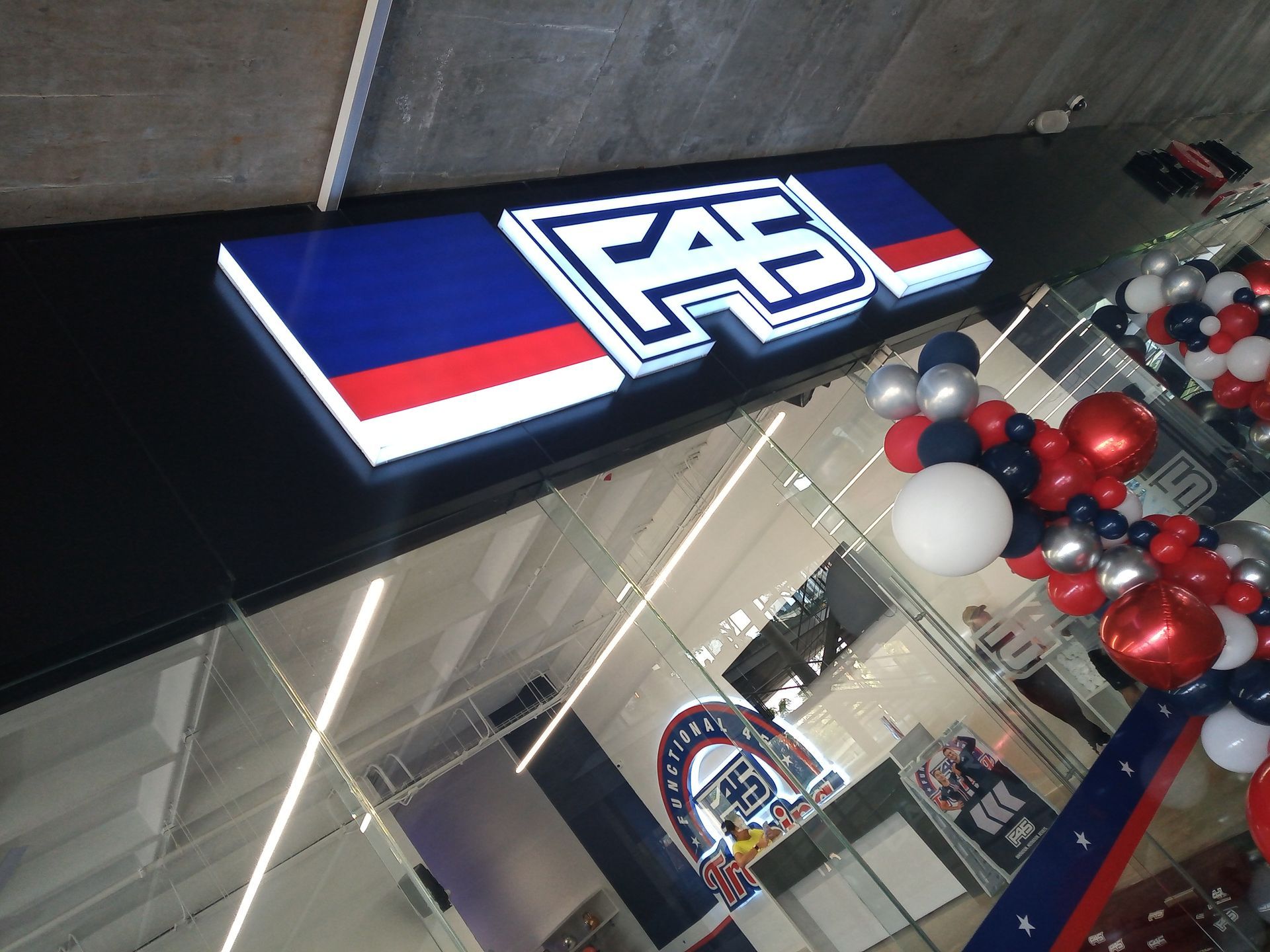 Un escaparate con globos y un cartel que dice fabuloso