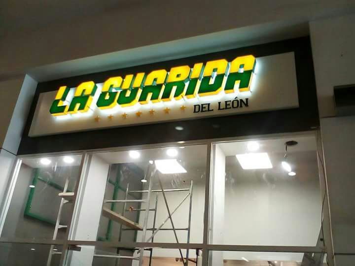 Un escaparate con un cartel que dice la guarida del león