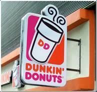Un cartel de Dunkin Donuts cuelga del costado de un edificio.
