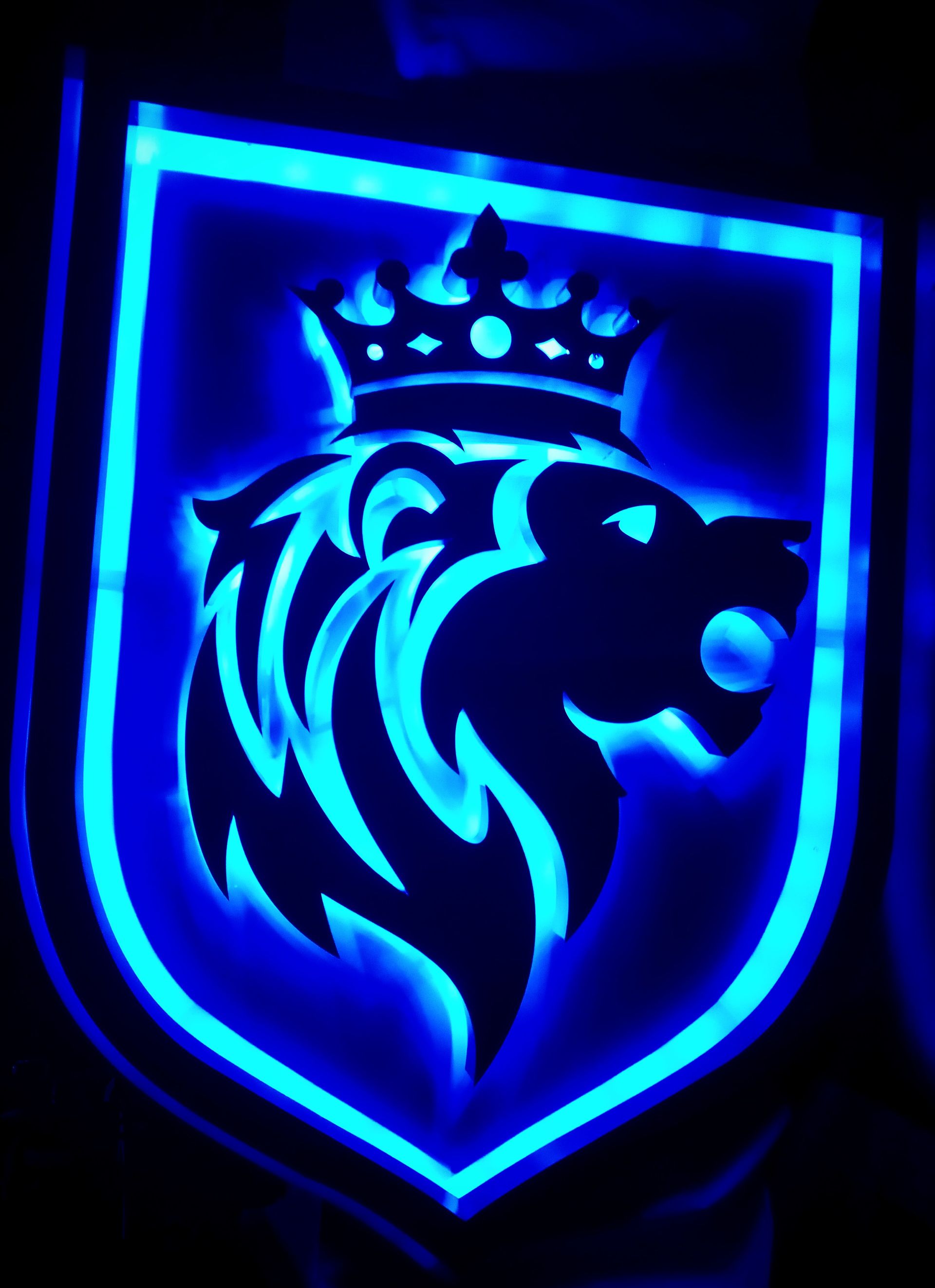 Un león azul con una corona en la cabeza