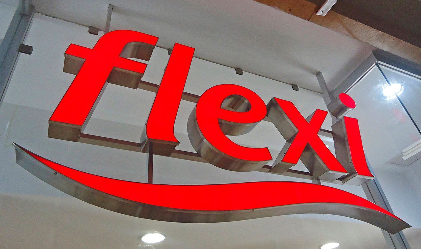 Un cartel rojo con la palabra flexi.