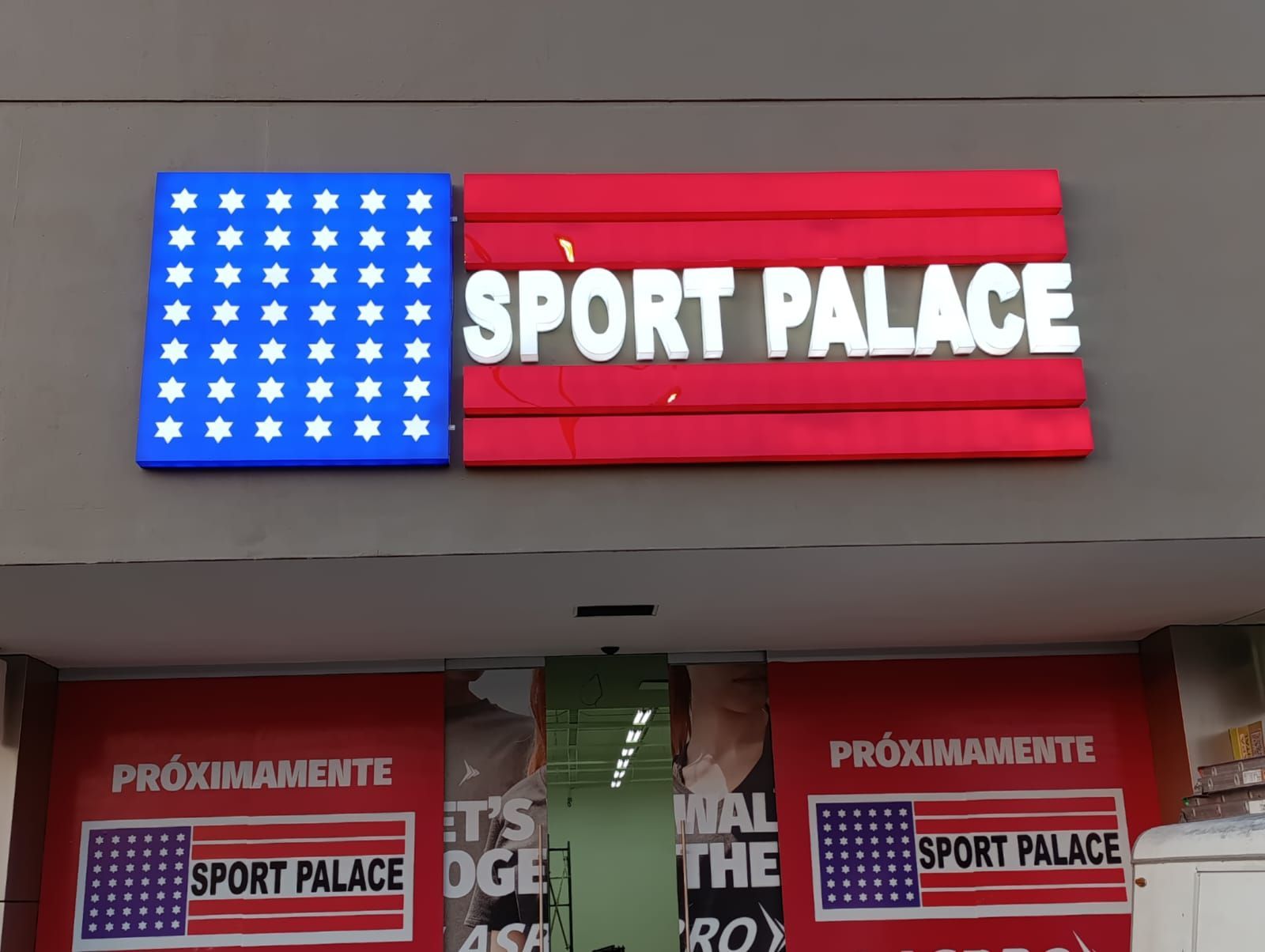 Un cartel rojo y azul que dice palacio de deportes