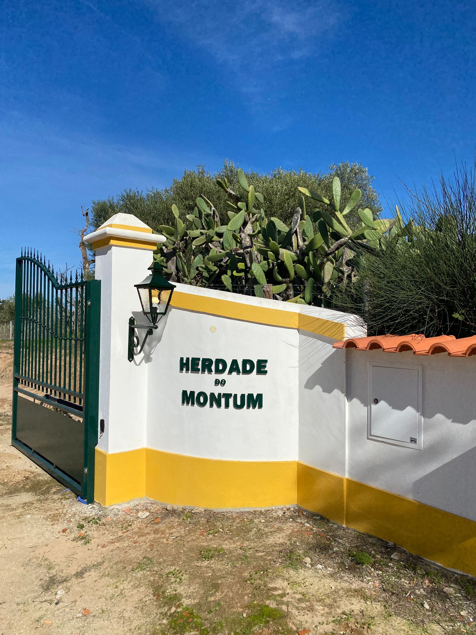 A white and yellow wall with the words herdade on it