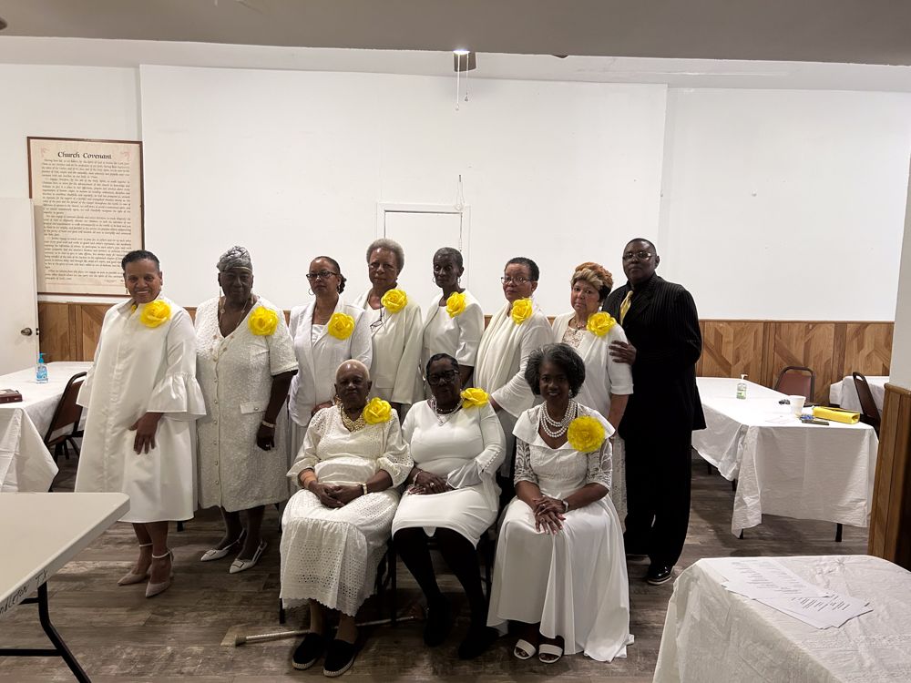 A group of people are posing for a picture in a room.