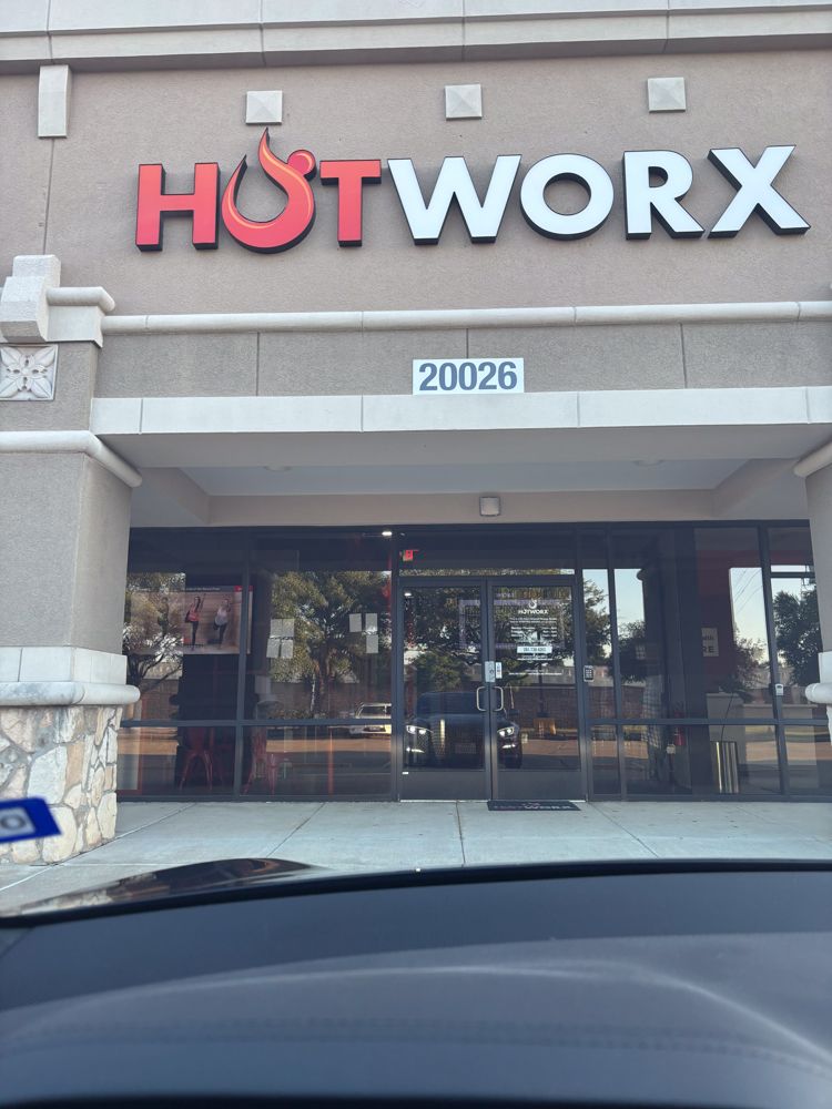 A store front with a sign that says hotworkx