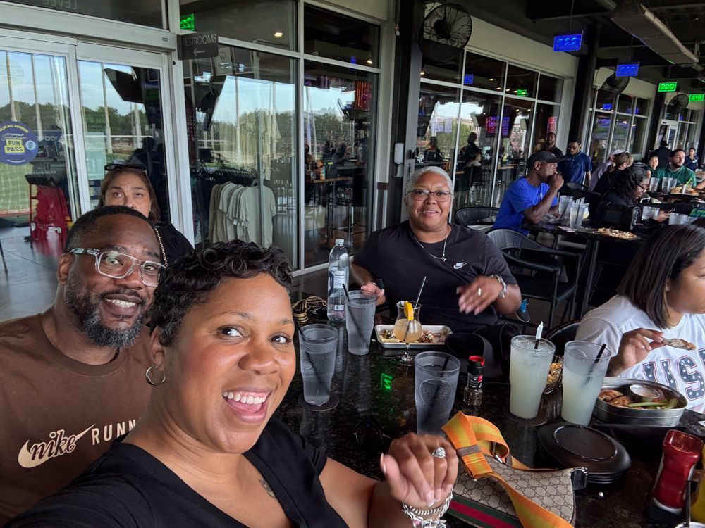 A group of people are sitting at a table in a restaurant.