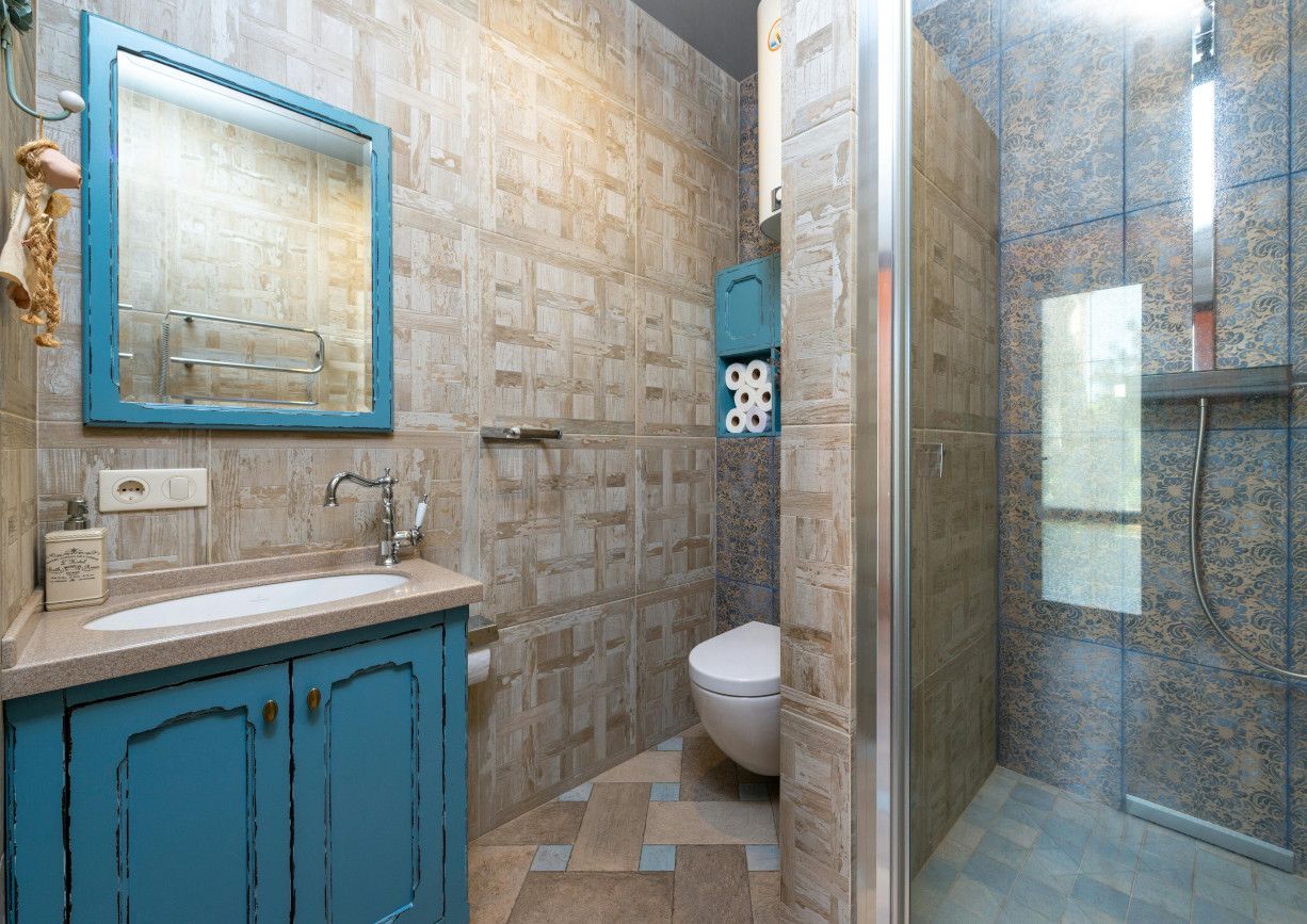 Classic style bathroom with elegant tiling completed in Swansea by Daffodil Tiling.