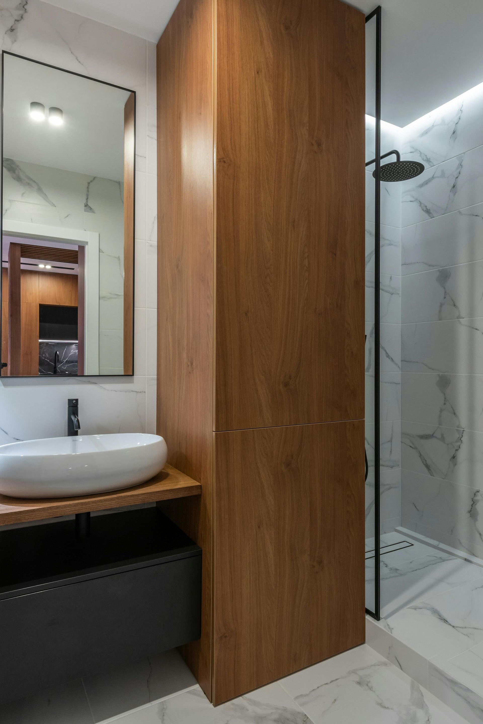 Wooden bathroom tiled with earthen tones in Swansea, SOuth Wales