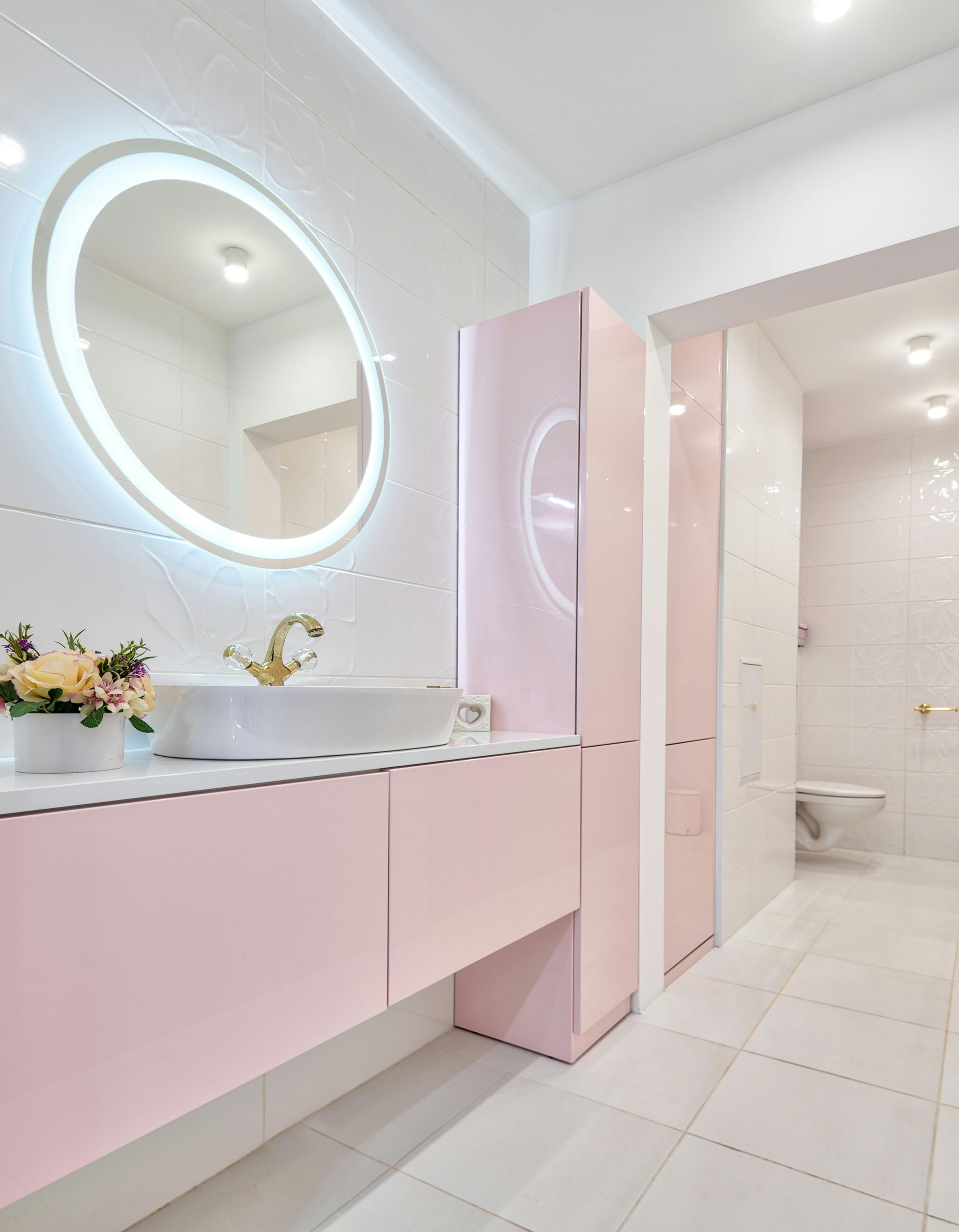 Pink tiled soft neutral bathroom