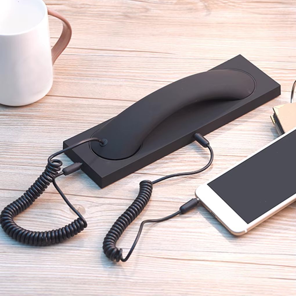 Een mobiele telefoon steekt uit de zak van een spijkerbroek