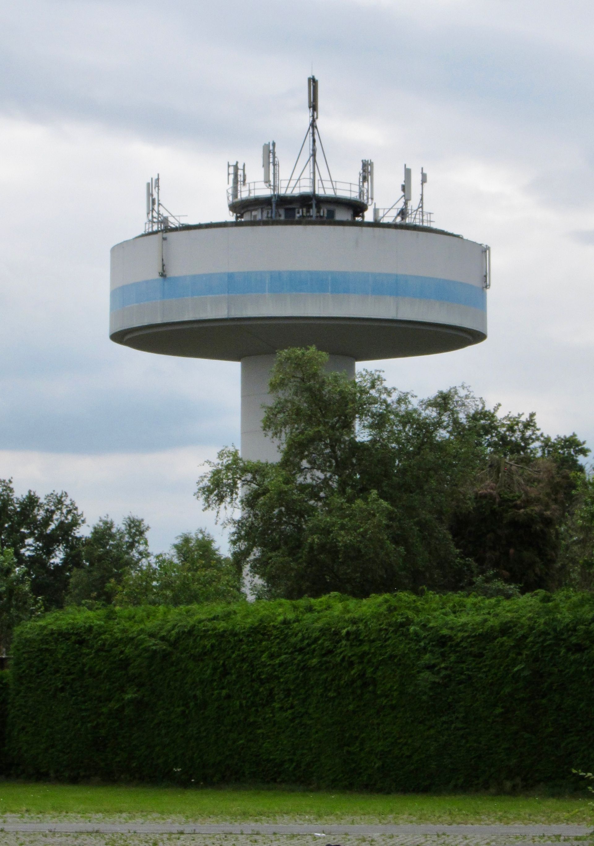 Watertoren met macro-site aan antennes