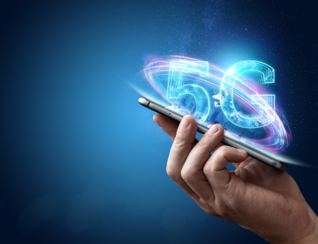 Een hand houdt een mobiele telefoon met 5G technologie.