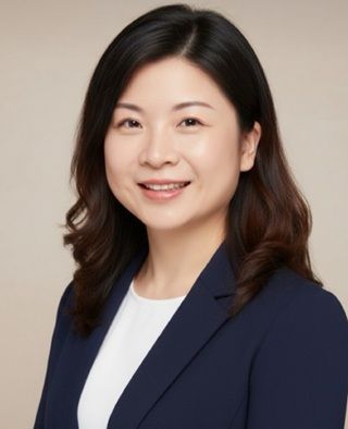 穿著花裙的女子在一張寫有漢字的海報前微笑。