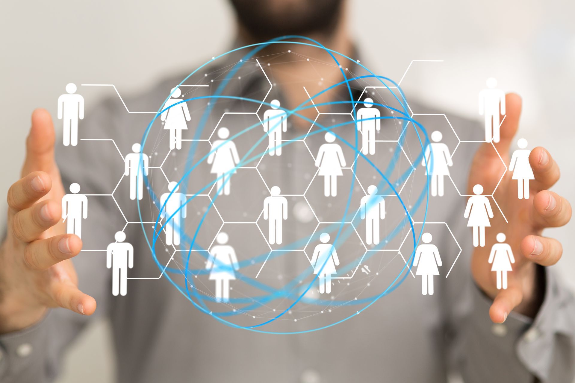 持有由相互連結的人組成的數位網路的人,代表著全球連結。