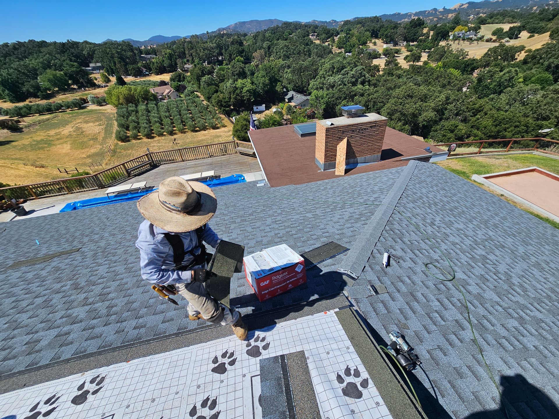 A close up of a roof with shingles on it