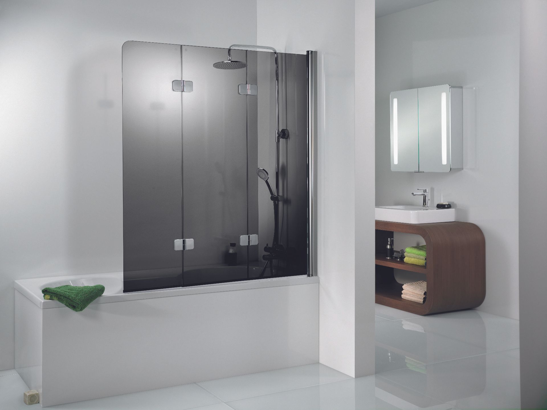 ein Badezimmer mit Badewanne und Duschkabine