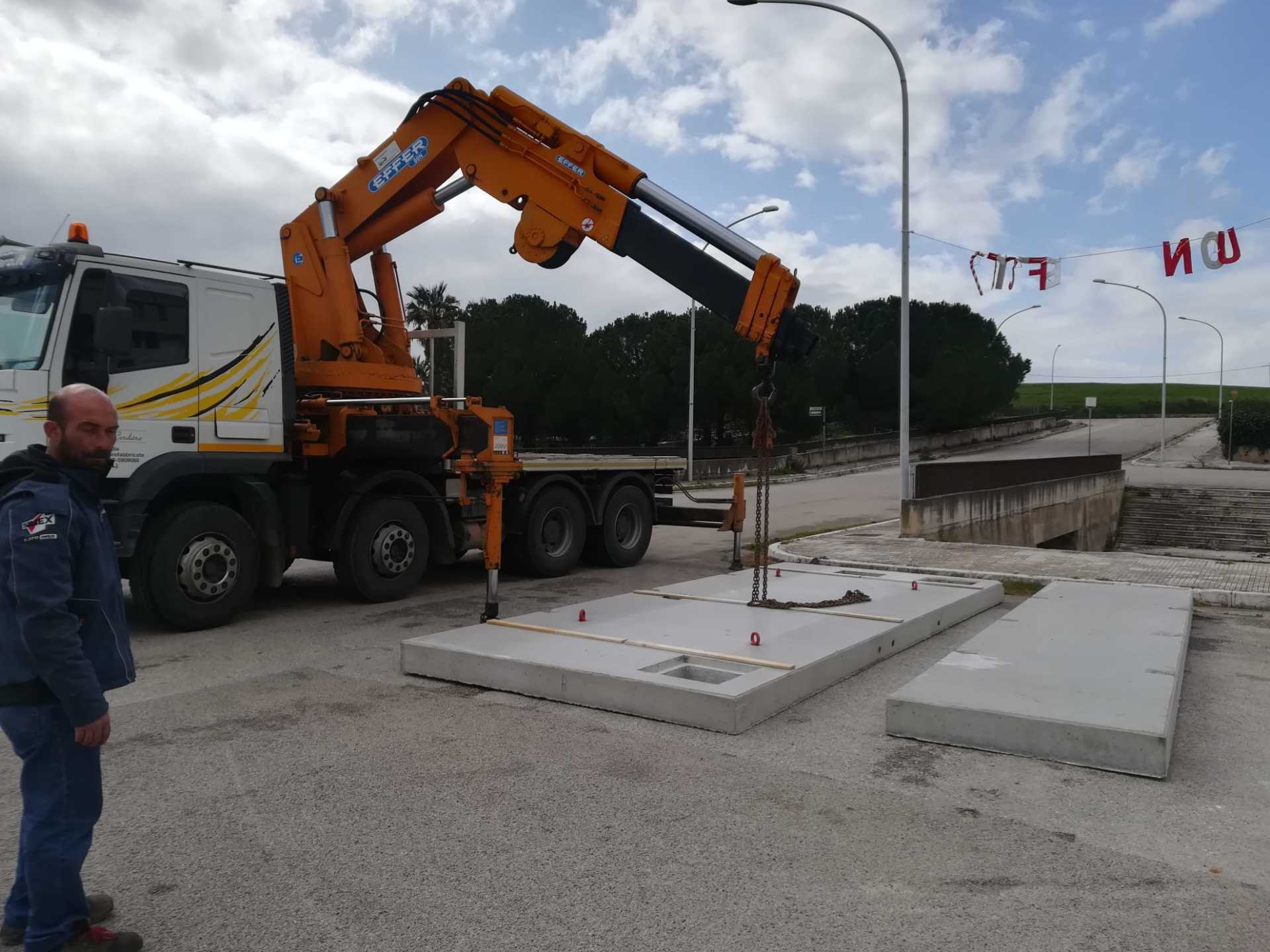 gru che sta trasportando dei metalli