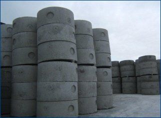 fosse biologiche messe in magazzino all'aperto