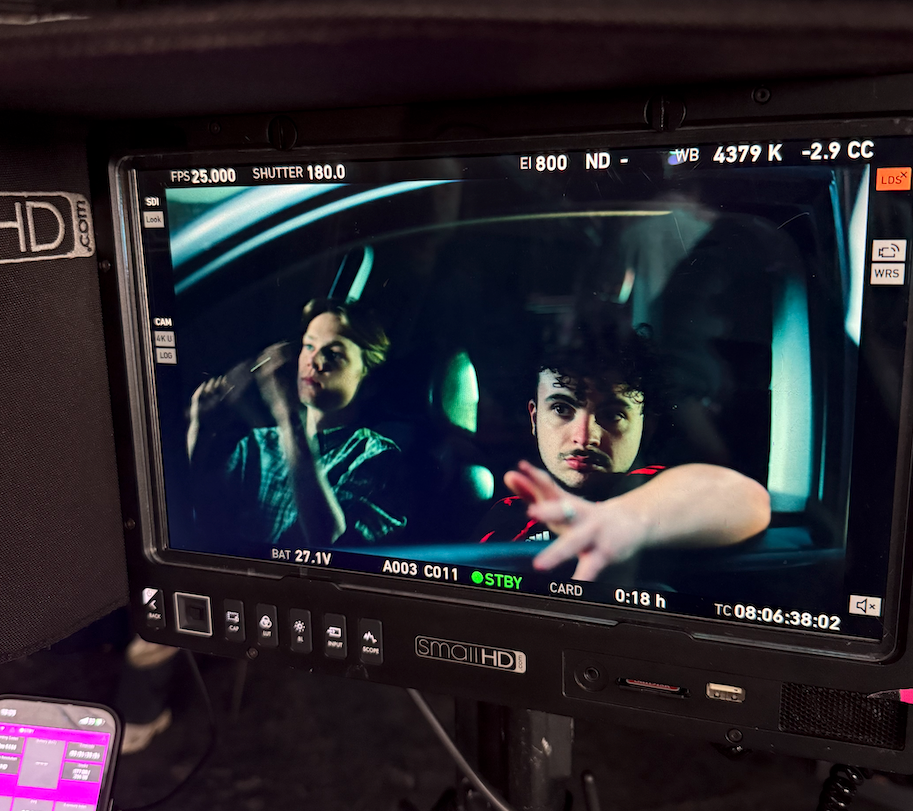 A monitor that has the word hd on it