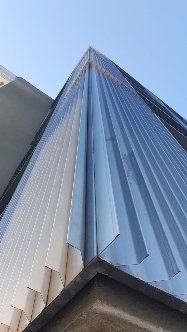 facciata a pannelli di un edificio