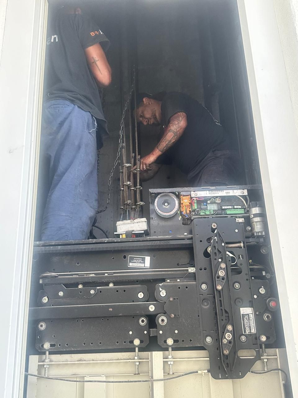 Un hombre está trabajando en una máquina dentro de un edificio.