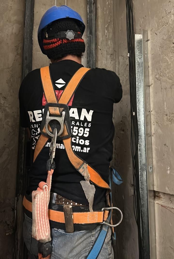 Un hombre que llevaba una camisa negra con el número 598.