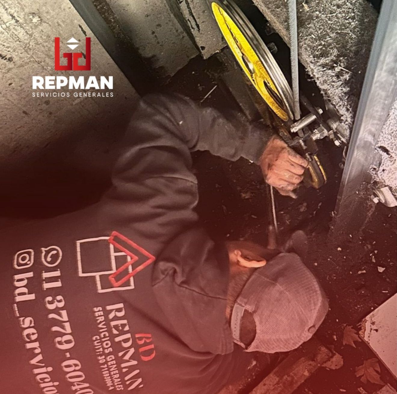 Un hombre que lleva una camisa de repman está trabajando en una máquina.