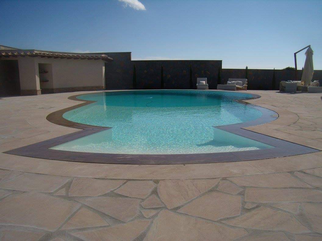 Giardino con piscina