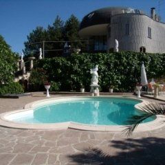 Piscina all'aperto di una villa