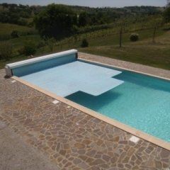 Piscina con telo a copertura