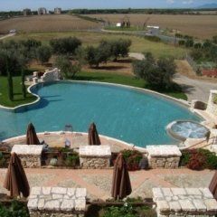 Giardino di un hotel con piscina