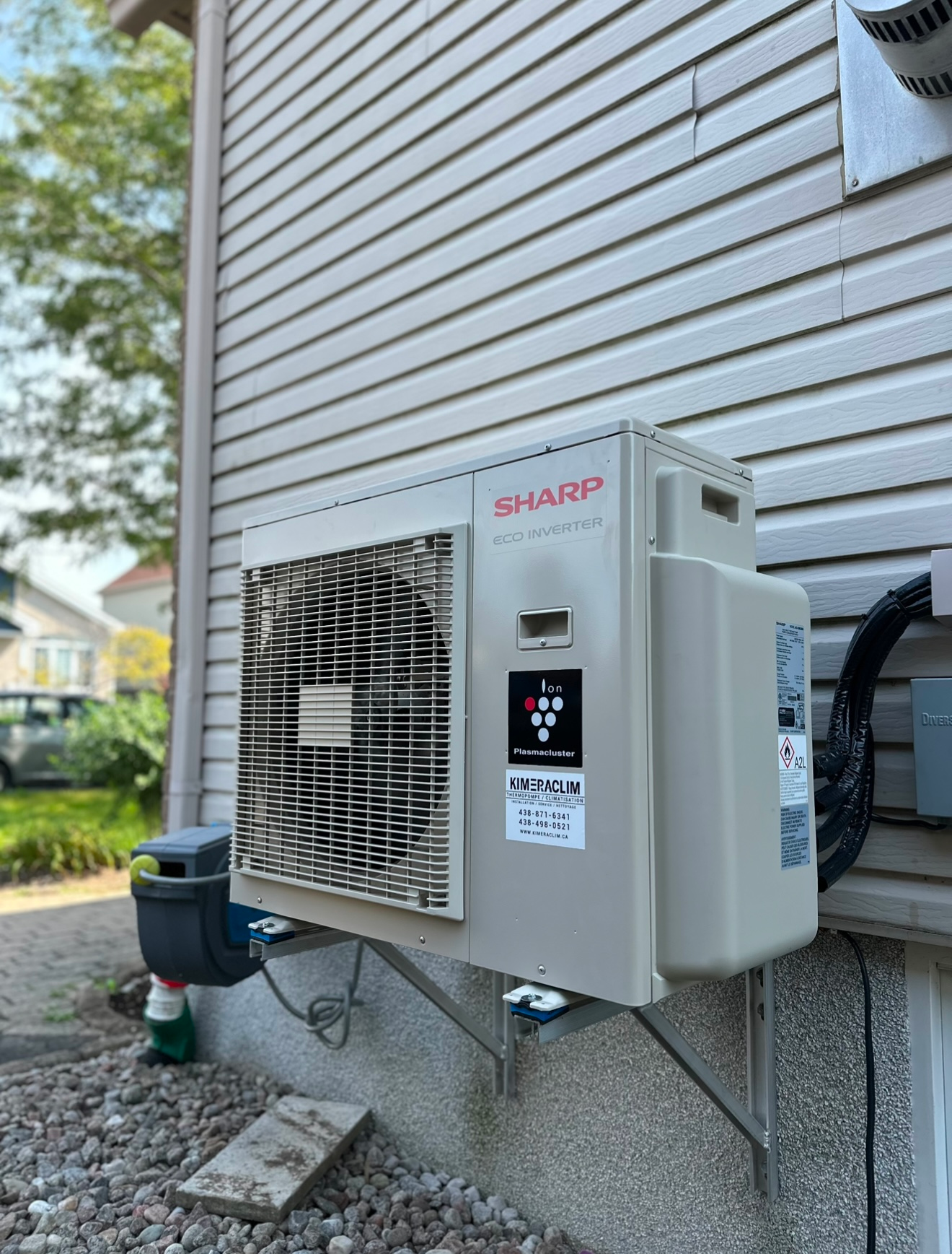 Un climatiseur pointu est installé sur le côté d'une maison.