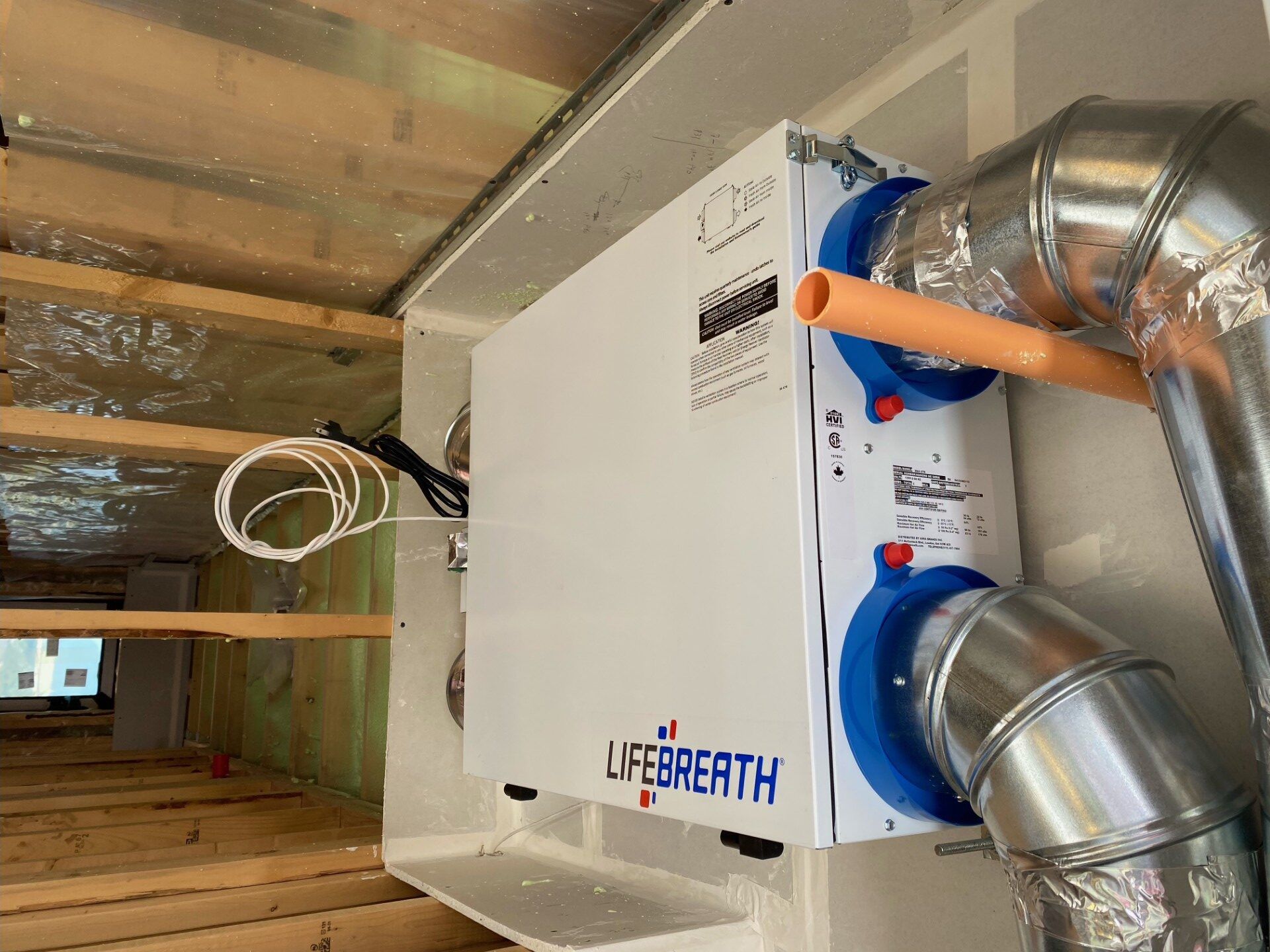 Une boîte blanche avec le mot souffle de vie dessus est suspendue au plafond d'une pièce.