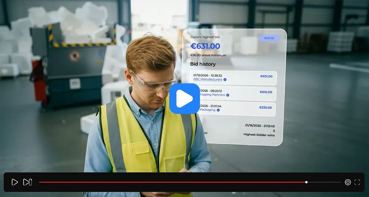Un homme portant un gilet de sécurité examine une facture numérique superposée au sol de l'usine, près d'une benne à ordures.