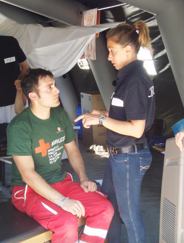 dottoressa all'opera durante una dimostrazione