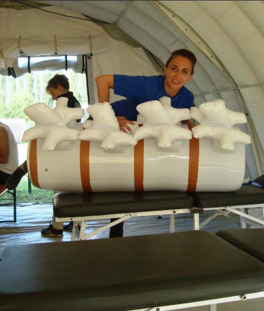 la dottoressa durante un trattamento
