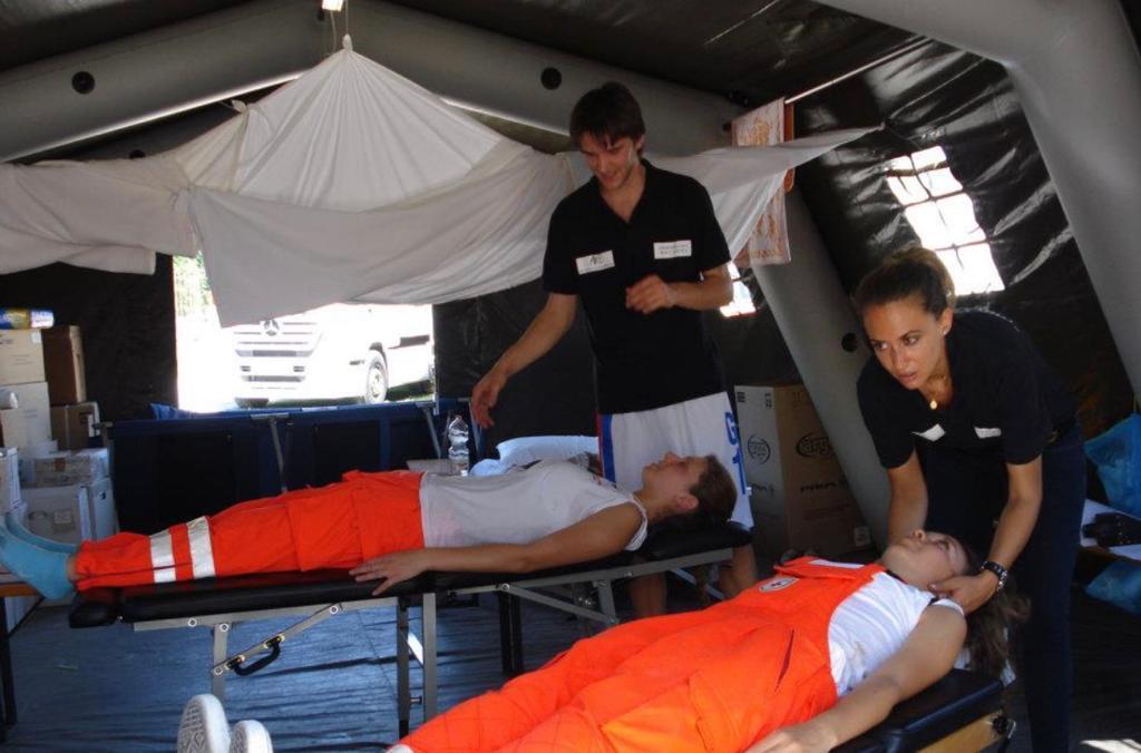seduta chiropratica in tenda allestita dai volontari