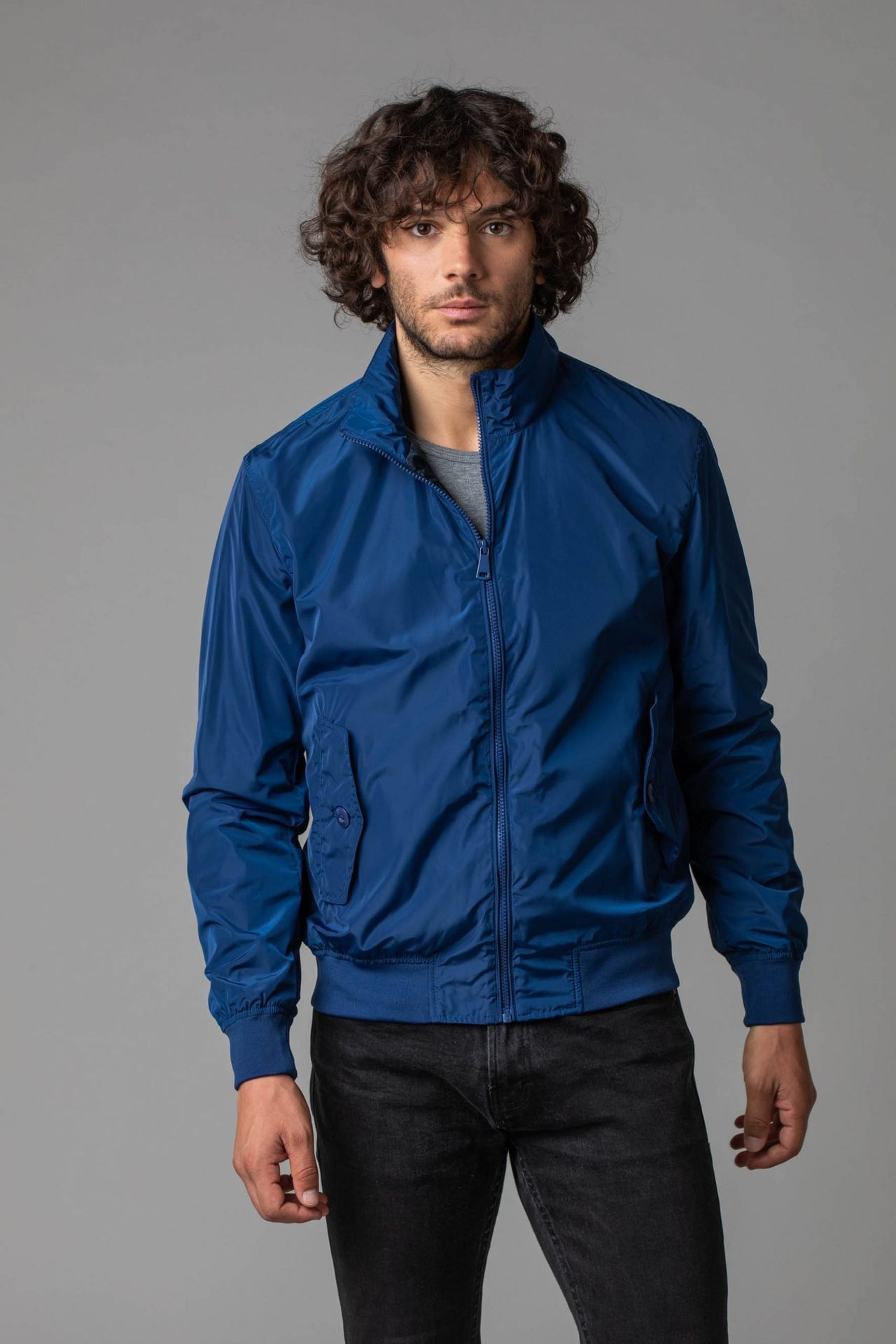 ragazzo con giacca blu