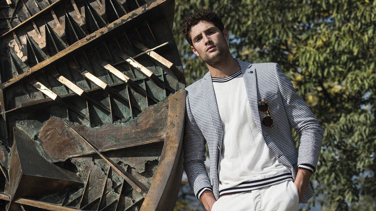 Modello con look casual