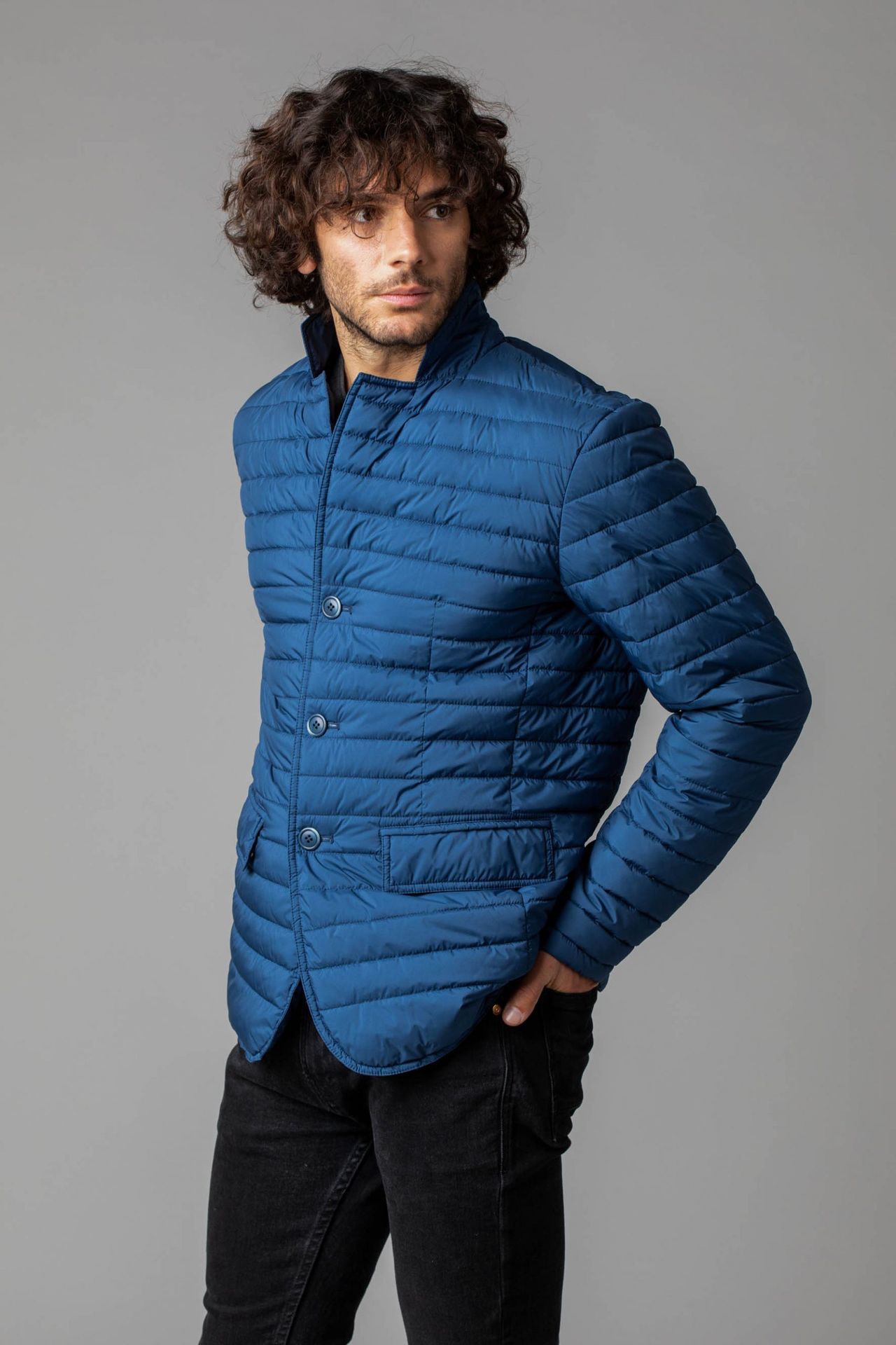 ragazzo con piumino blu