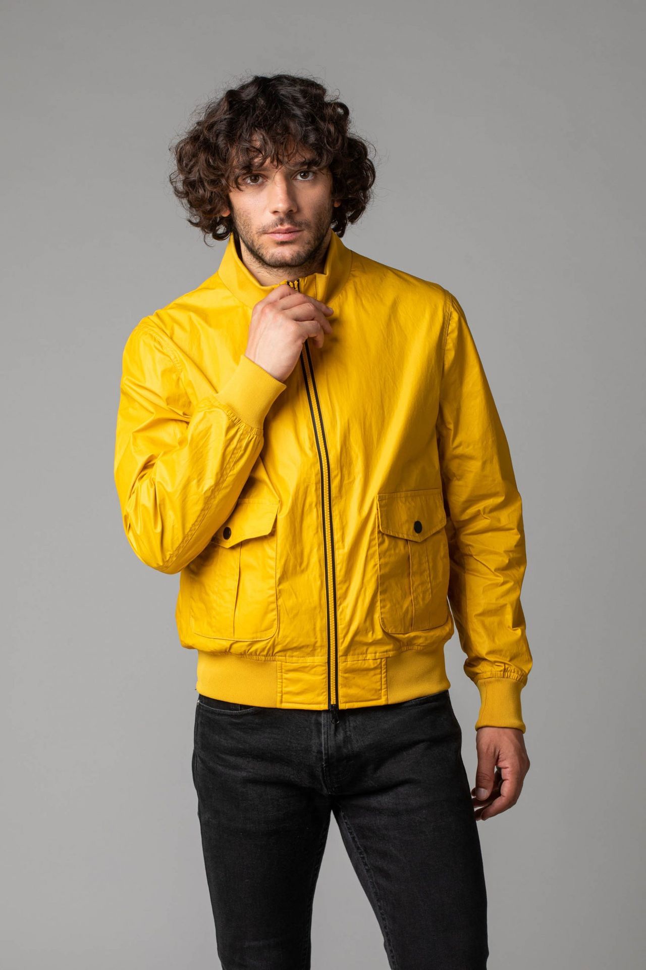 ragazzo con giacca gialla