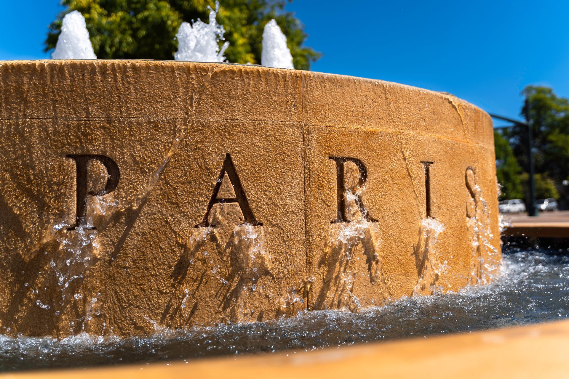 A fountain with the word paris written on it