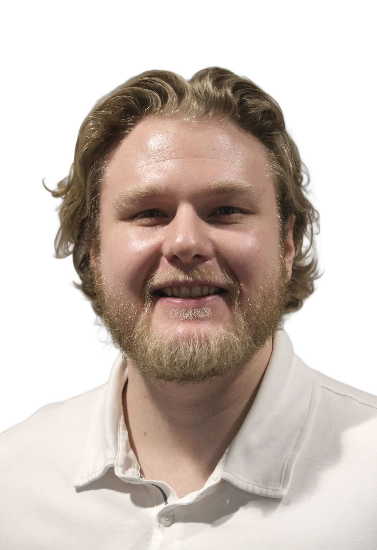 Mann iført hvit poloskjorte med armene bak ryggen og ser på betrakteren.