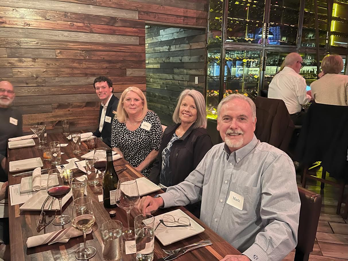 A group of people are sitting at a table in a restaurant.