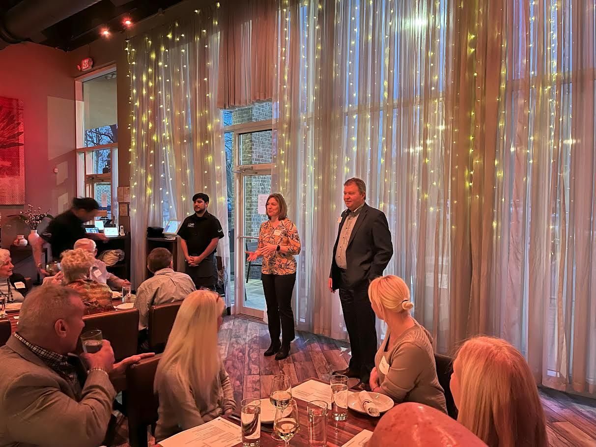 A group of people are sitting at tables in a restaurant.