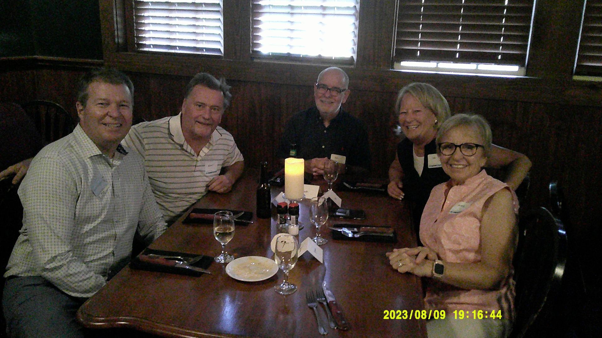 A group of people are sitting at a table in a restaurant.