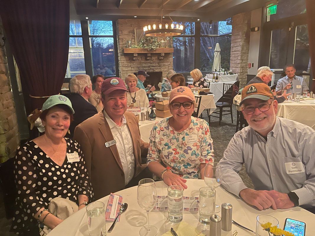 A group of people are sitting at a table in a restaurant.